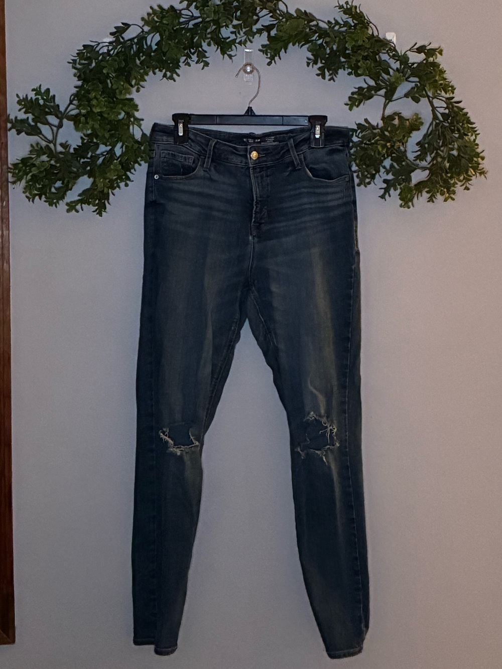 Old Navy Women's Skinny Jeans in Dark Blue with Knee Rips